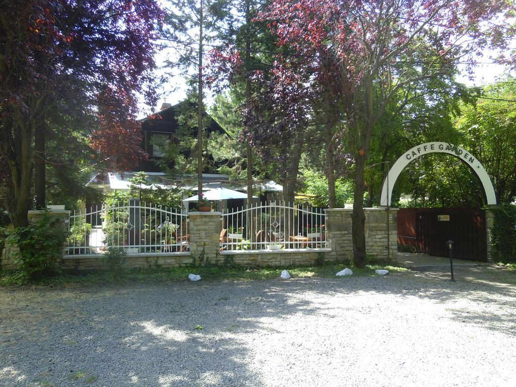 Garden Etterem Kavezo Es Panzio Tahitófalu 외부 사진